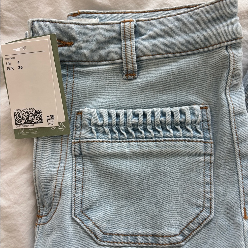NWT H&M Mid to High Rise Light Blue Denim Jeans SZ 4 Trendy Pocket Detail